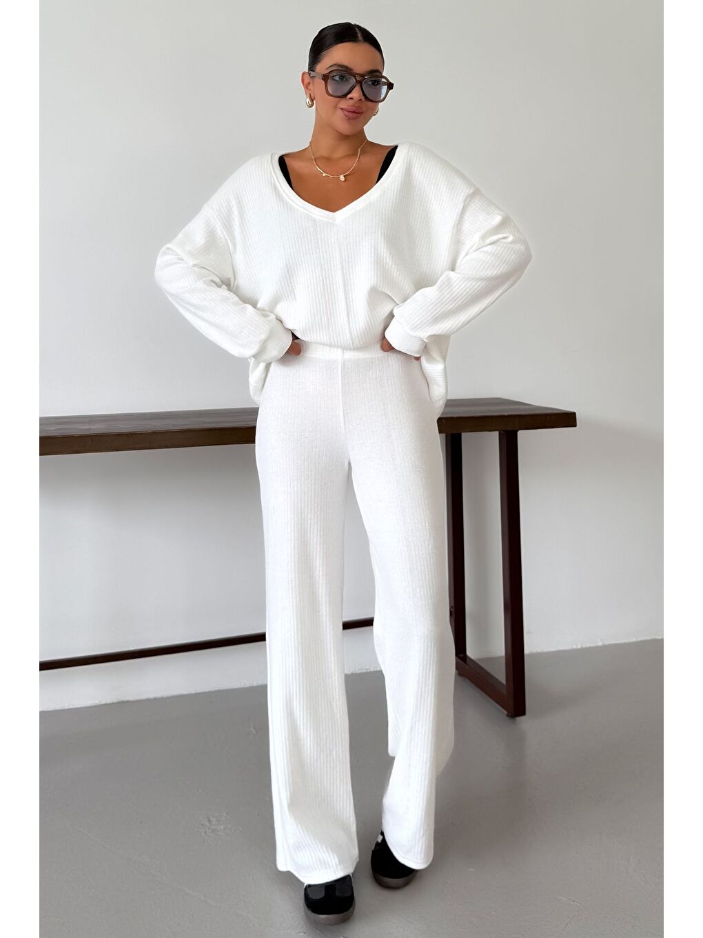 Kadın Beyaz Geniş V Yaka Uzun Kollu Alt-Üst Pantolonlu Takım-5
