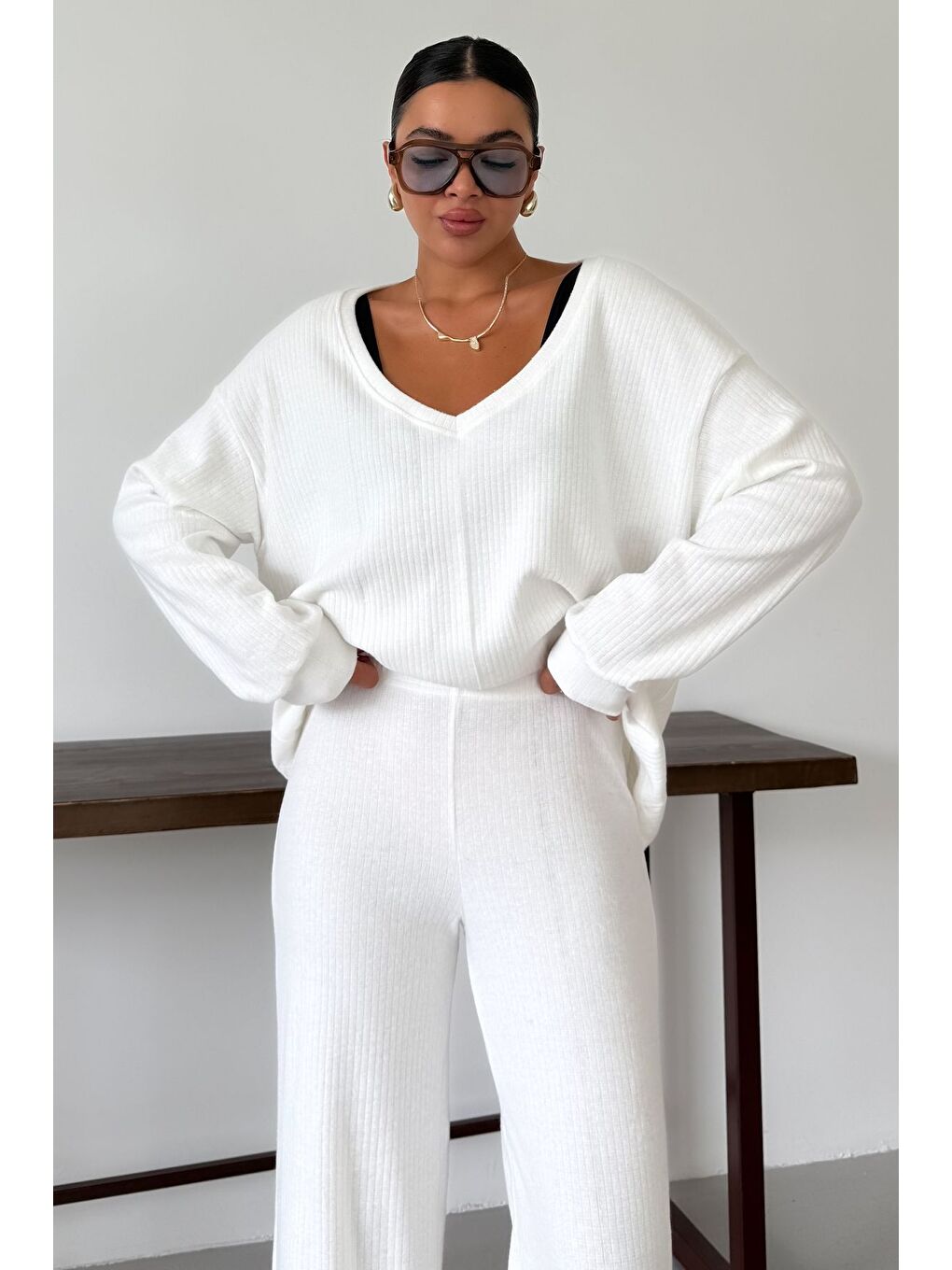 Kadın Beyaz Geniş V Yaka Uzun Kollu Alt-Üst Pantolonlu Takım-6
