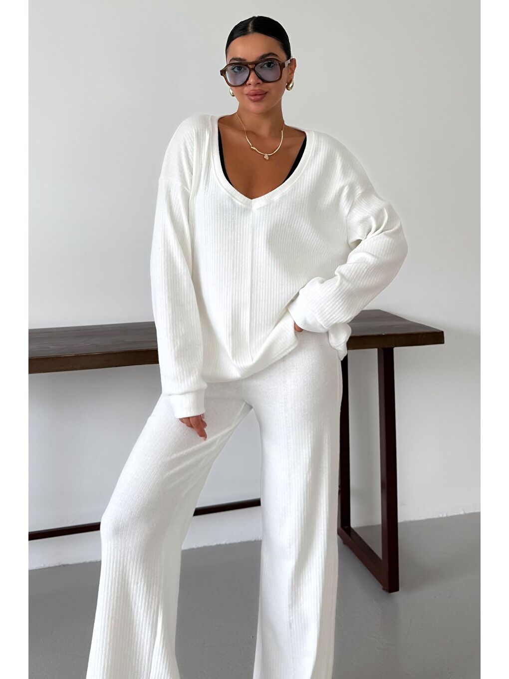Kadın Beyaz Geniş V Yaka Uzun Kollu Alt-Üst Pantolonlu Takım-7