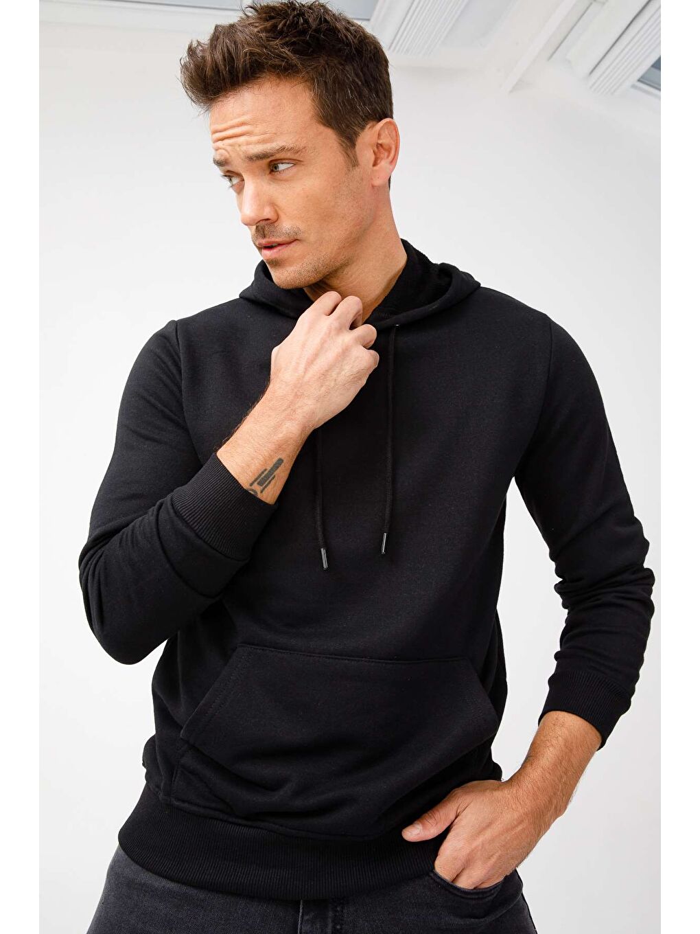 Erkek Siyah Modernfit / Ekstra Dar Kalıp Kapüşonlu Fermuarsız Sweatshirt
