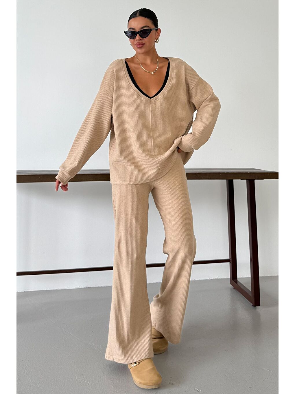 Kadın Bej Geniş V Yaka Uzun Kollu Alt-Üst Pantolonlu Takım