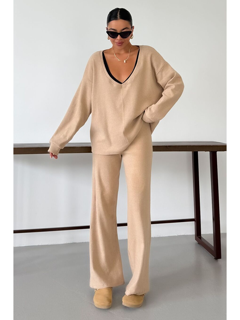 Kadın Bej Geniş V Yaka Uzun Kollu Alt-Üst Pantolonlu Takım-1
