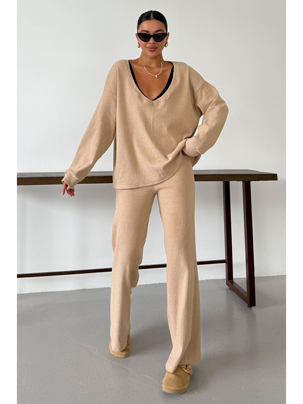 Kadın Bej Geniş V Yaka Uzun Kollu Alt-Üst Pantolonlu Takım-2