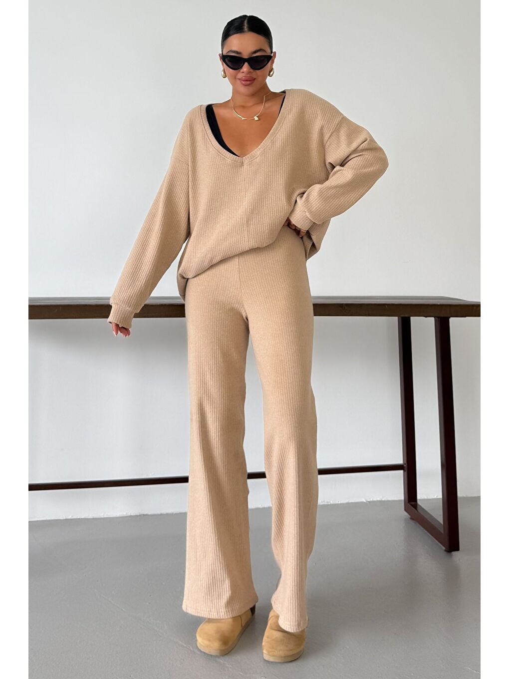 Kadın Bej Geniş V Yaka Uzun Kollu Alt-Üst Pantolonlu Takım-3