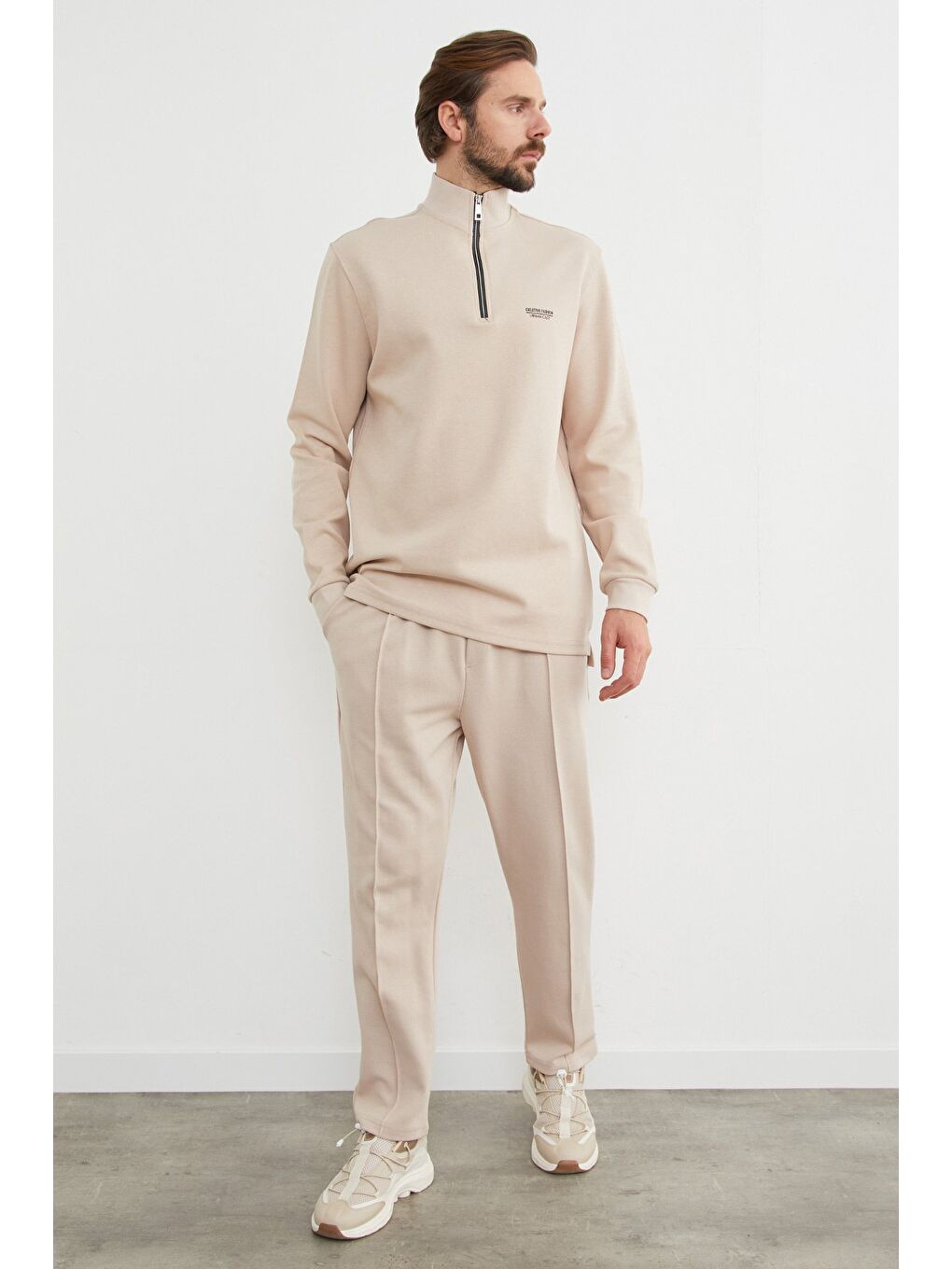 Bej Yazı Baskılı Yarım Fermuarlı Dik Yaka Büyük Beden Sweatshirt-1