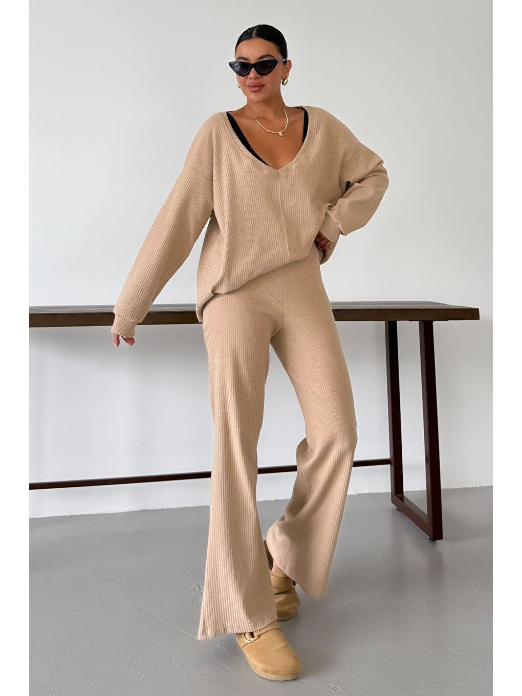 Kadın Bej Geniş V Yaka Uzun Kollu Alt-Üst Pantolonlu Takım-4