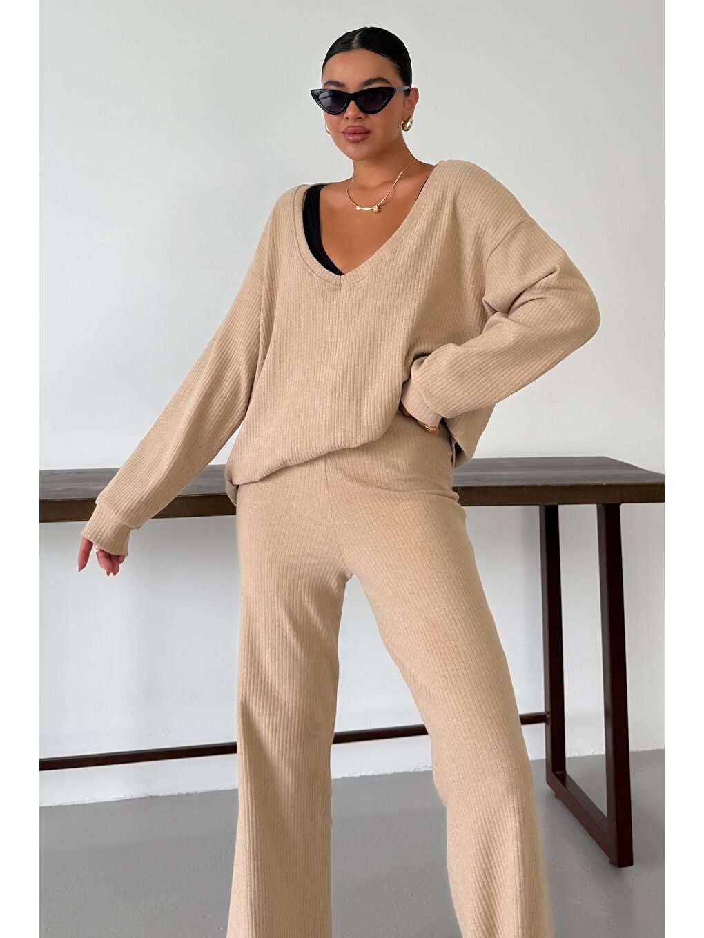Kadın Bej Geniş V Yaka Uzun Kollu Alt-Üst Pantolonlu Takım-5
