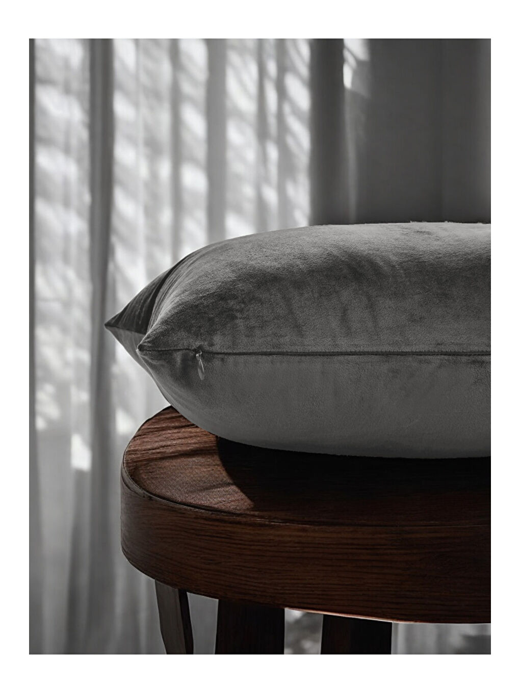 Antrasit Malcolm Kadife Dokulu Antarsit Kırlent Kılıfı-40x40-1