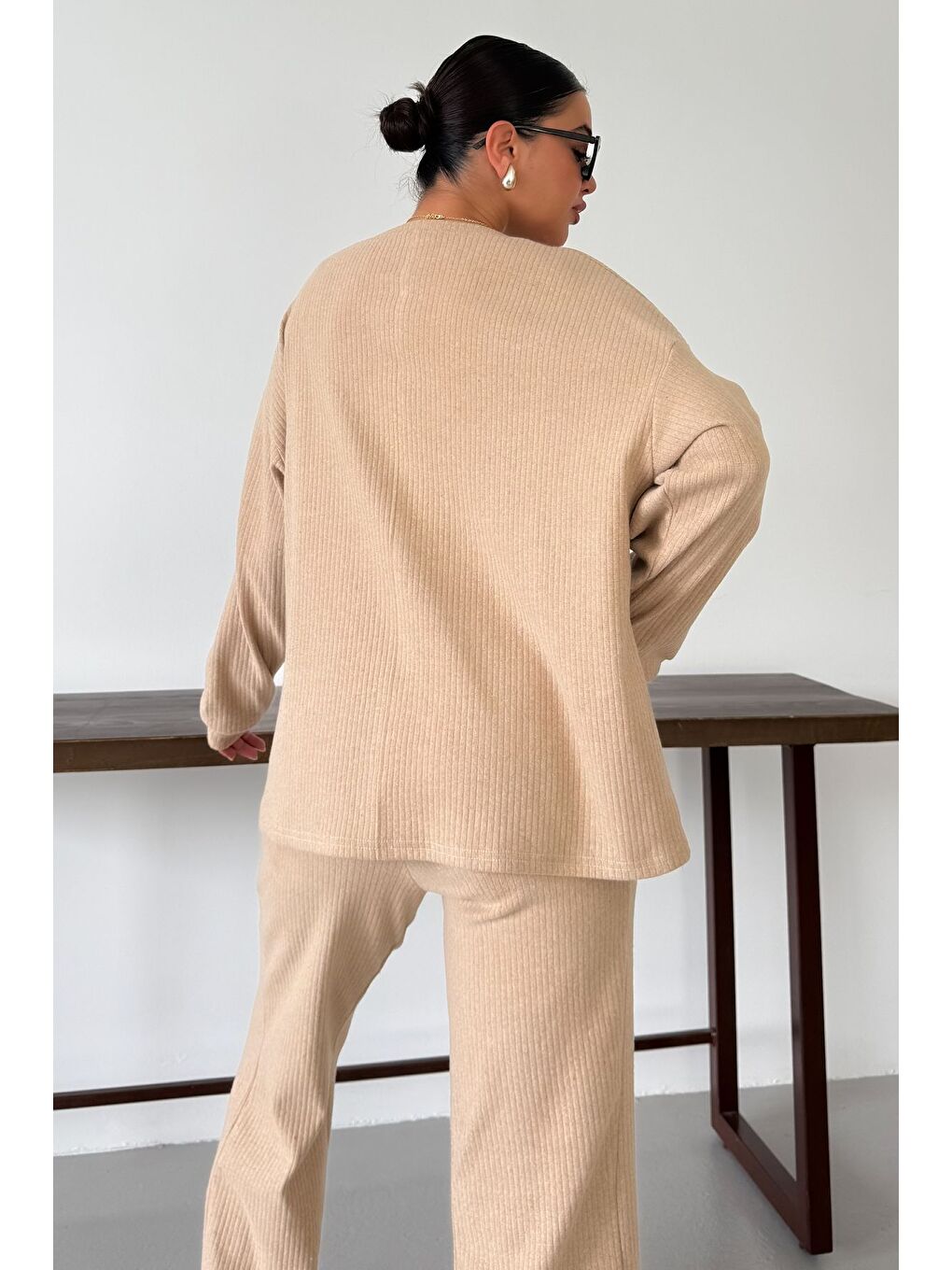 Kadın Bej Geniş V Yaka Uzun Kollu Alt-Üst Pantolonlu Takım-6