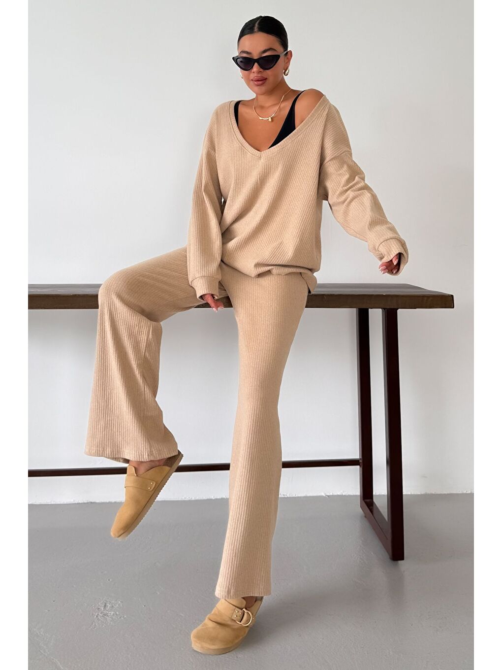 Kadın Bej Geniş V Yaka Uzun Kollu Alt-Üst Pantolonlu Takım-7