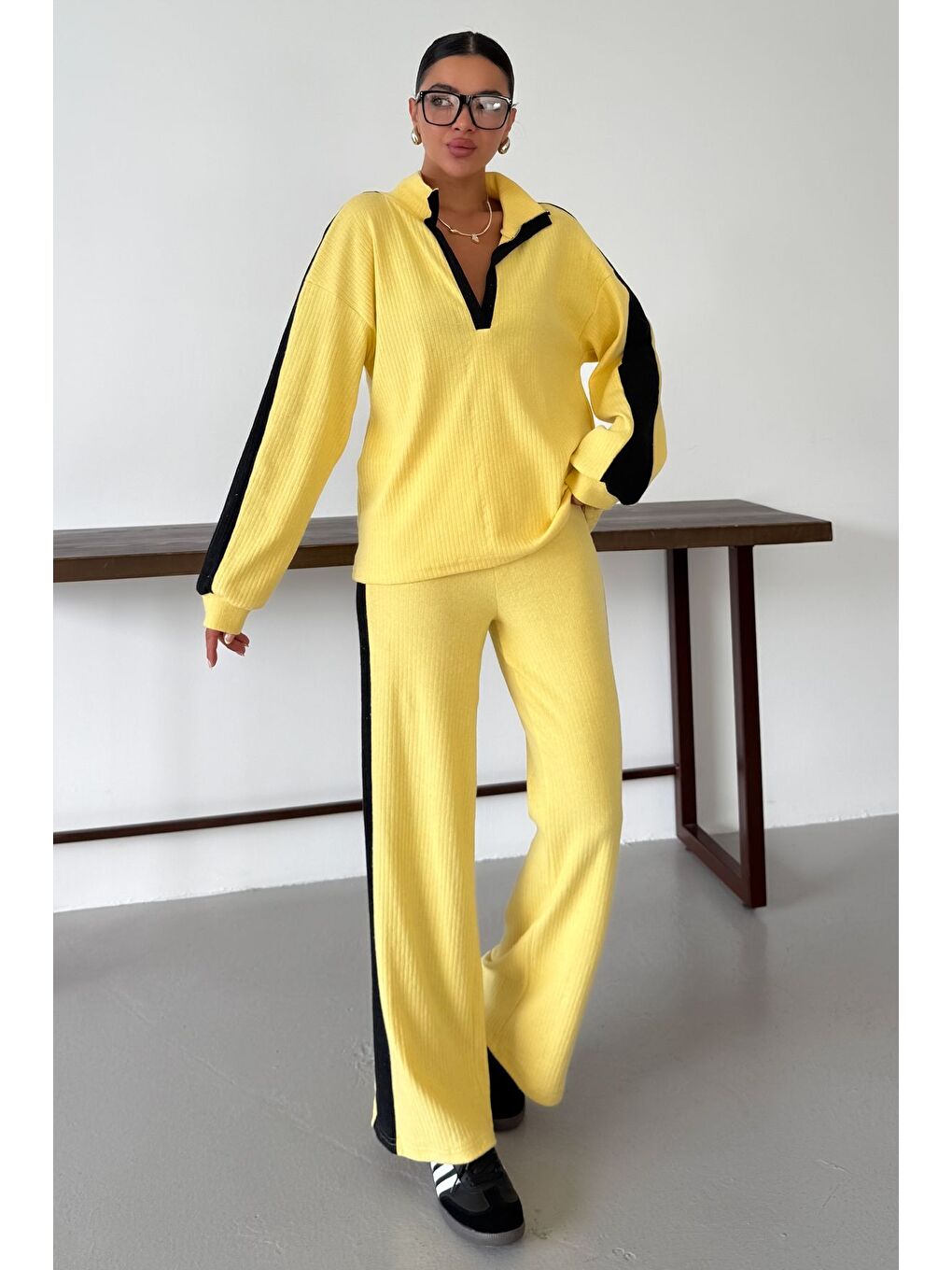 Kadın Sarı V Yaka Siyah Çizgi Detaylı Kazak Alt-Üst Pantolonlu Takım-1