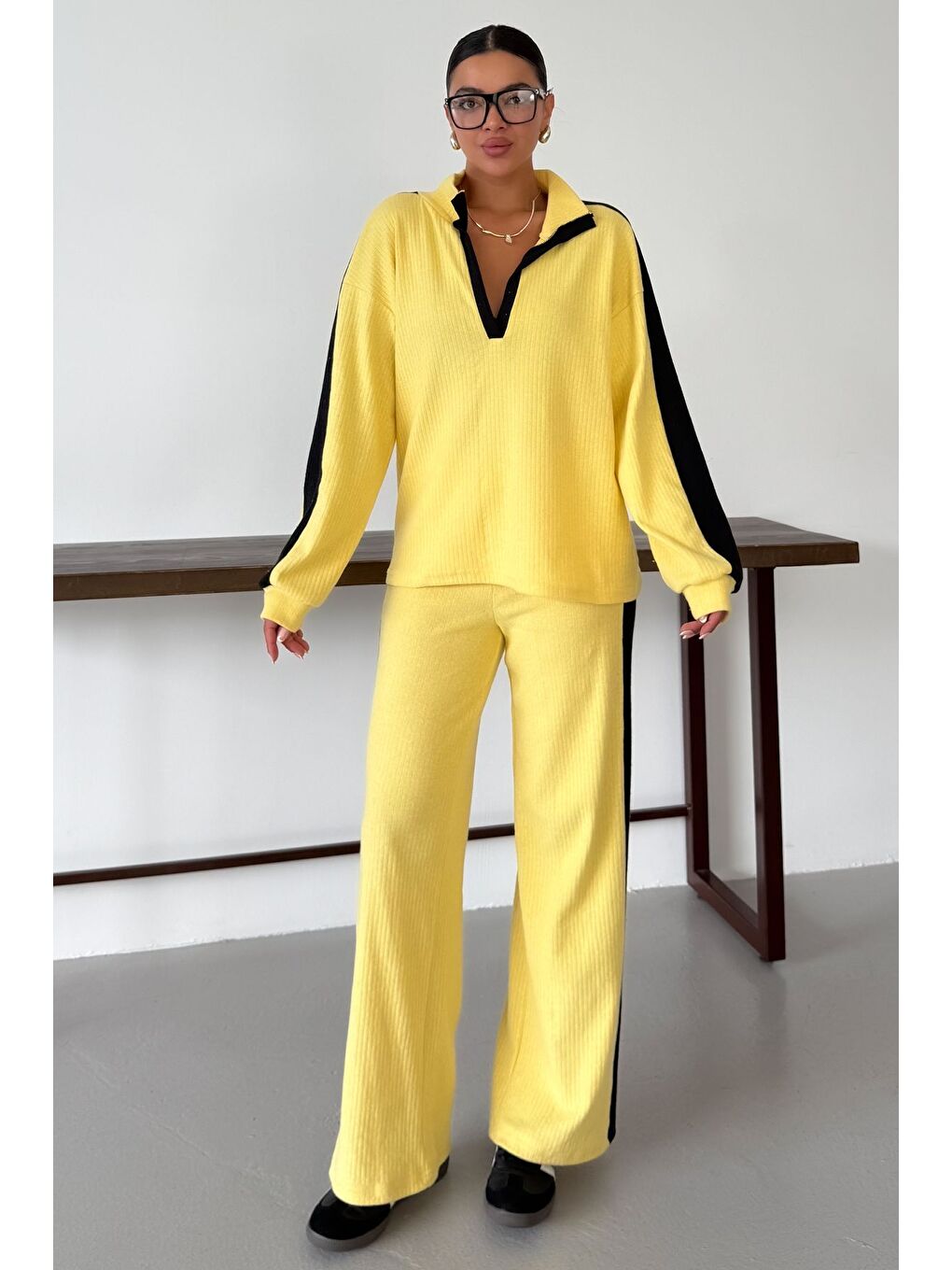 Kadın Sarı V Yaka Siyah Çizgi Detaylı Kazak Alt-Üst Pantolonlu Takım-2