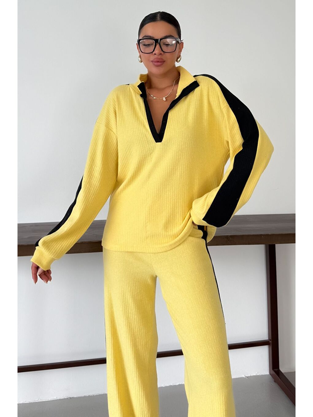 Kadın Sarı V Yaka Siyah Çizgi Detaylı Kazak Alt-Üst Pantolonlu Takım-3
