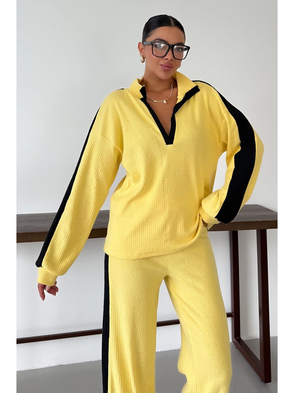 Kadın Sarı V Yaka Siyah Çizgi Detaylı Kazak Alt-Üst Pantolonlu Takım-4