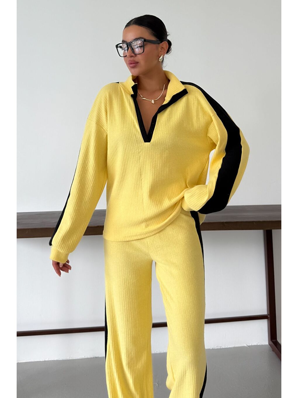 Kadın Sarı V Yaka Siyah Çizgi Detaylı Kazak Alt-Üst Pantolonlu Takım-5
