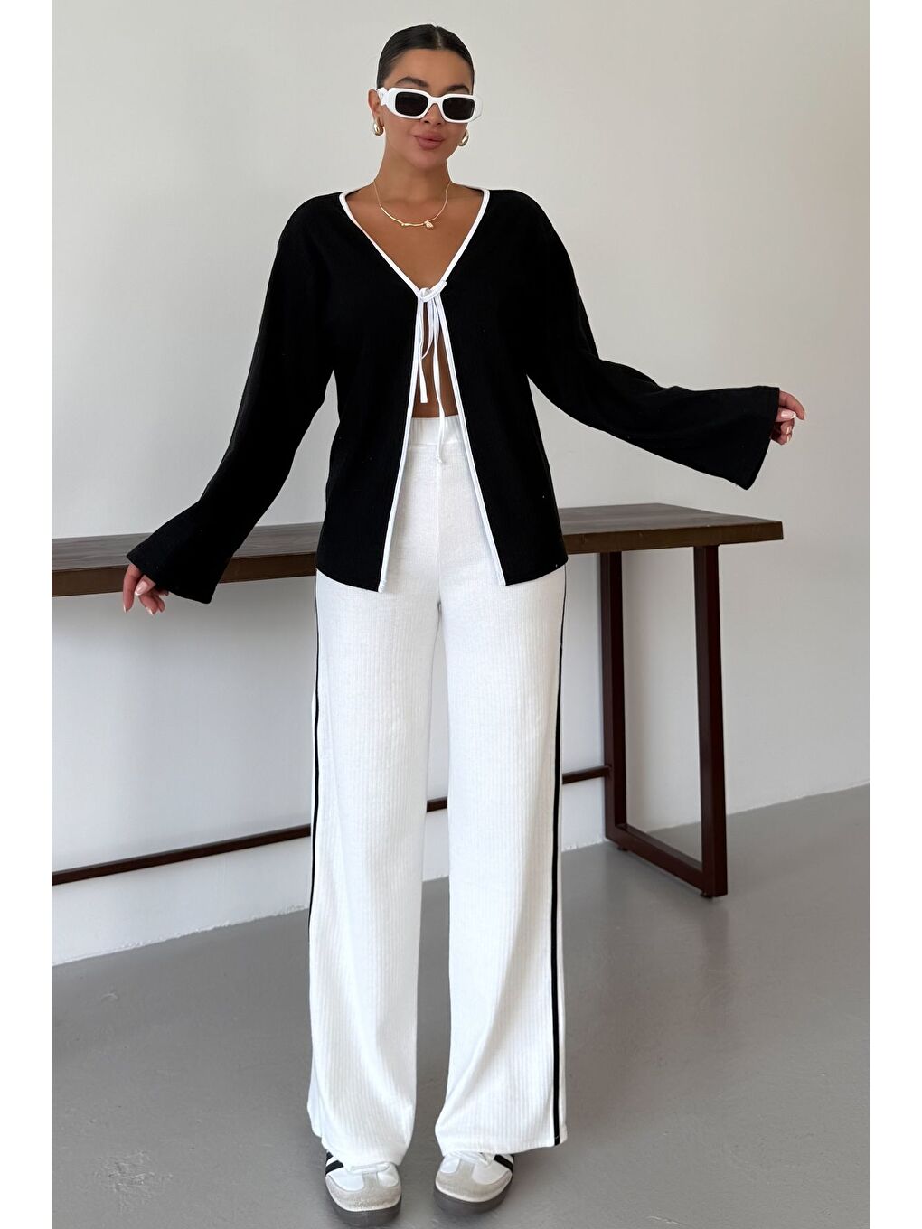 Kadın Siyah Beyaz Ön Bağlama Detaylı Biyeli Alt-Üst Pantolonlu Takım-1