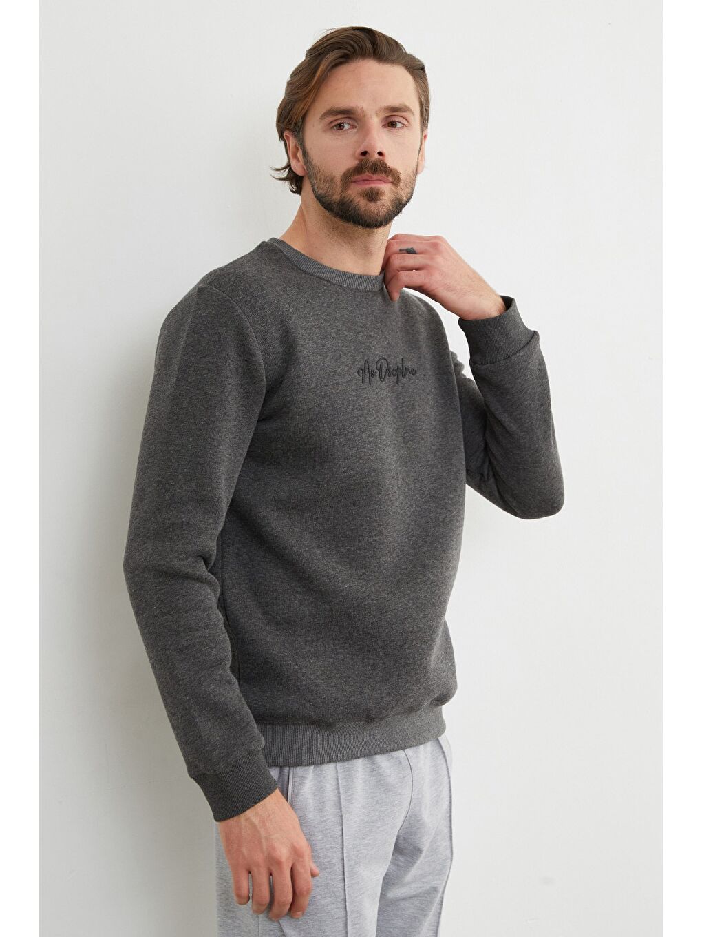 Antrasit 3 İplik Kabartma Yazı Baskılı Sweatshirt-3