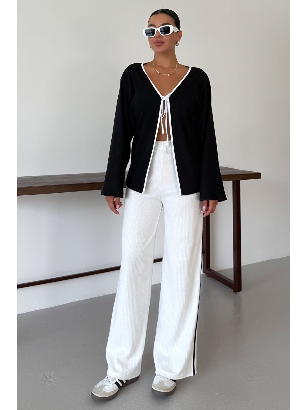 Kadın Siyah Beyaz Ön Bağlama Detaylı Biyeli Alt-Üst Pantolonlu Takım-2