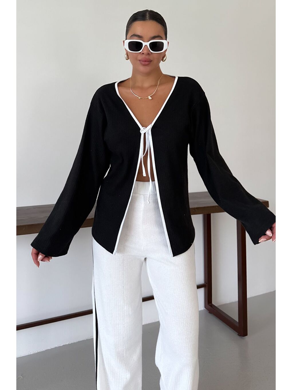 Kadın Siyah Beyaz Ön Bağlama Detaylı Biyeli Alt-Üst Pantolonlu Takım-3