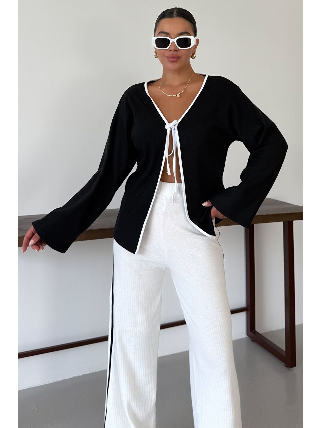 Kadın Siyah Beyaz Ön Bağlama Detaylı Biyeli Alt-Üst Pantolonlu Takım-4