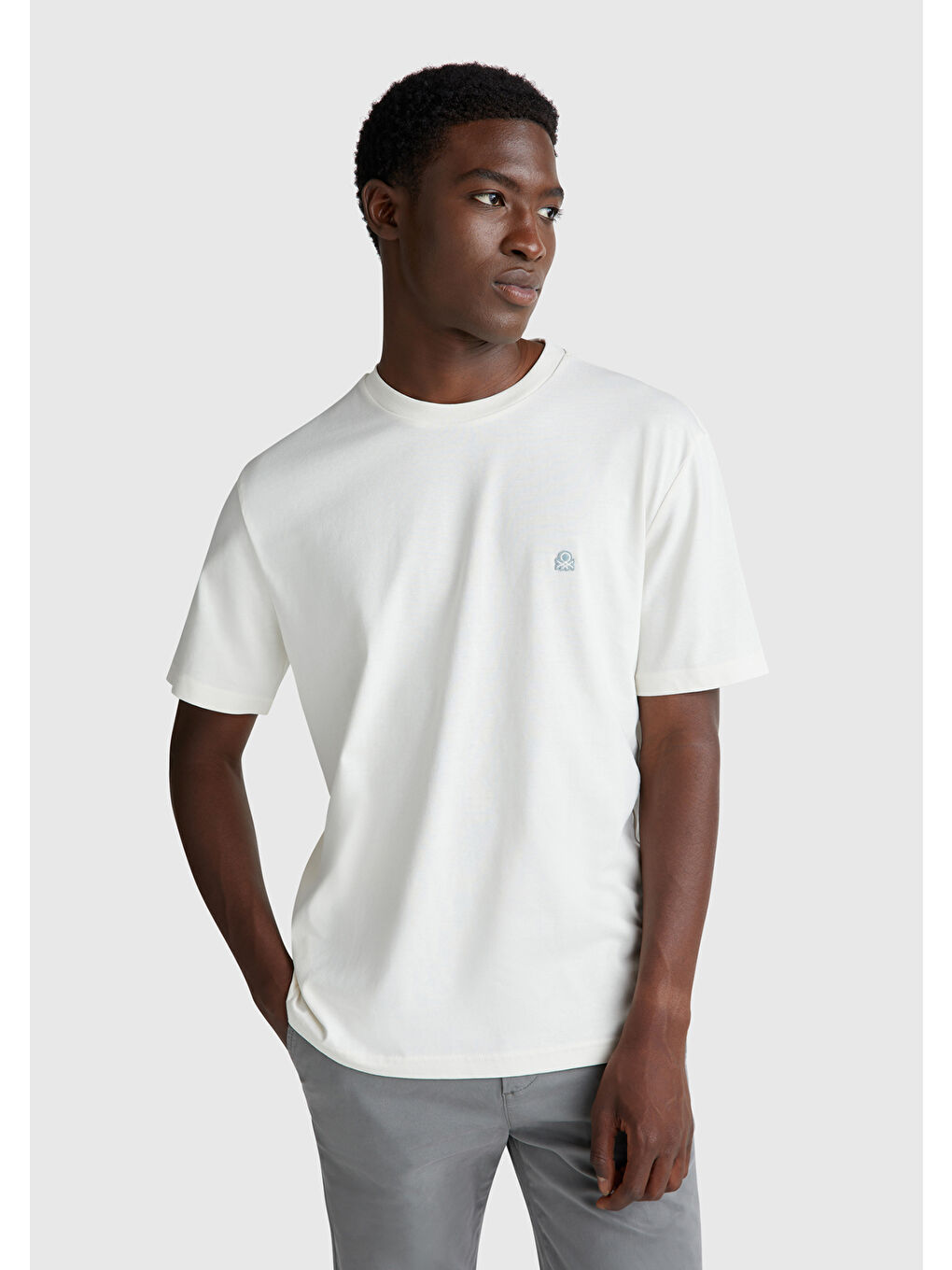 Ekru Erkek Krem %100 Pamuk Benetton Logolu Bisiklet Yaka T-Shirt