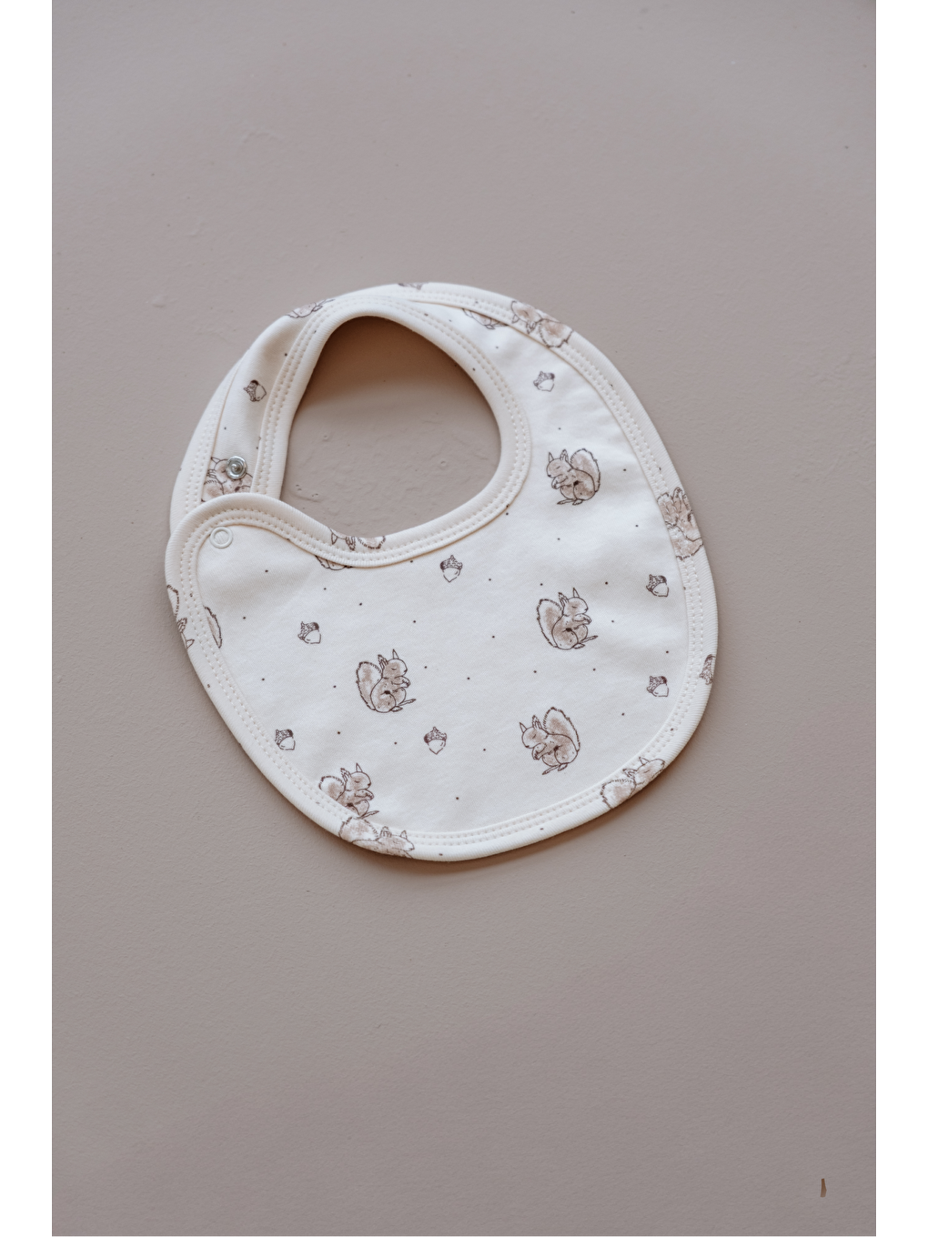Krem Sincap Baskılı Çıt Çıtlı Bebek Önlük