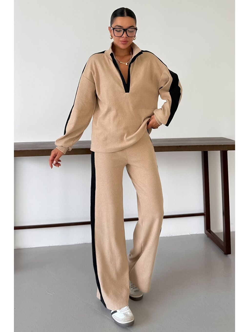 Kadın Bej V Yaka Siyah Çizgi Detaylı Kazak Alt-Üst Pantolonlu Takım-1