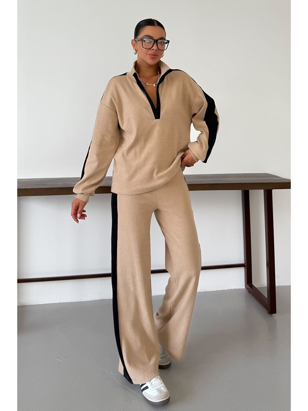 Kadın Bej V Yaka Siyah Çizgi Detaylı Kazak Alt-Üst Pantolonlu Takım-2
