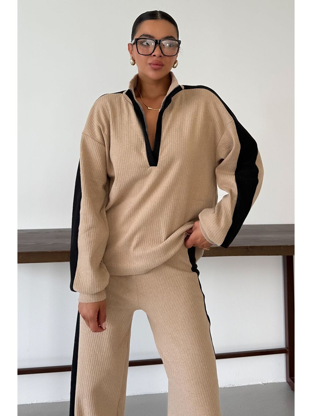 Kadın Bej V Yaka Siyah Çizgi Detaylı Kazak Alt-Üst Pantolonlu Takım-3