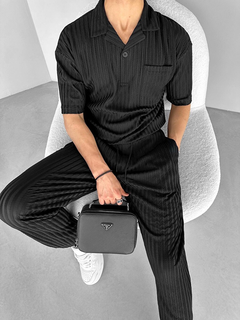 Erkek Oversize Önü Cepli Desenli Yarım Pat Küba Yaka T-Shirt Siyah-1