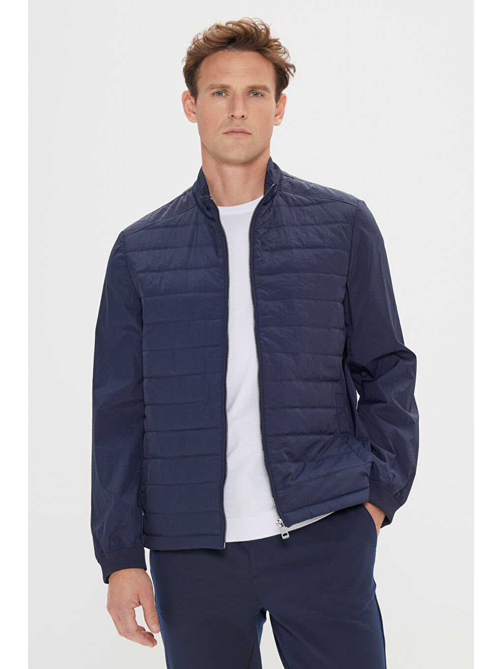 Erkek Lacivert Standart Fit Normal Kesim Gizli Kapüşonlu Yan Cep Kapitone Mont