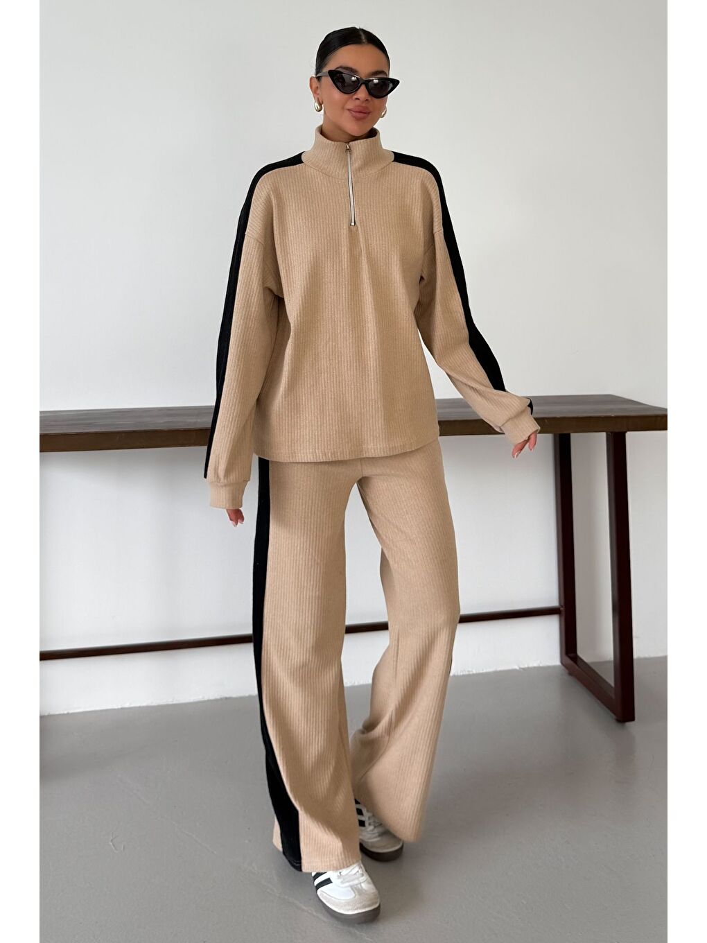 Kadın Bej Dik Yaka Yarım Fermuarlı Kalın Çizgi Detaylı Alt-Üst Takım
