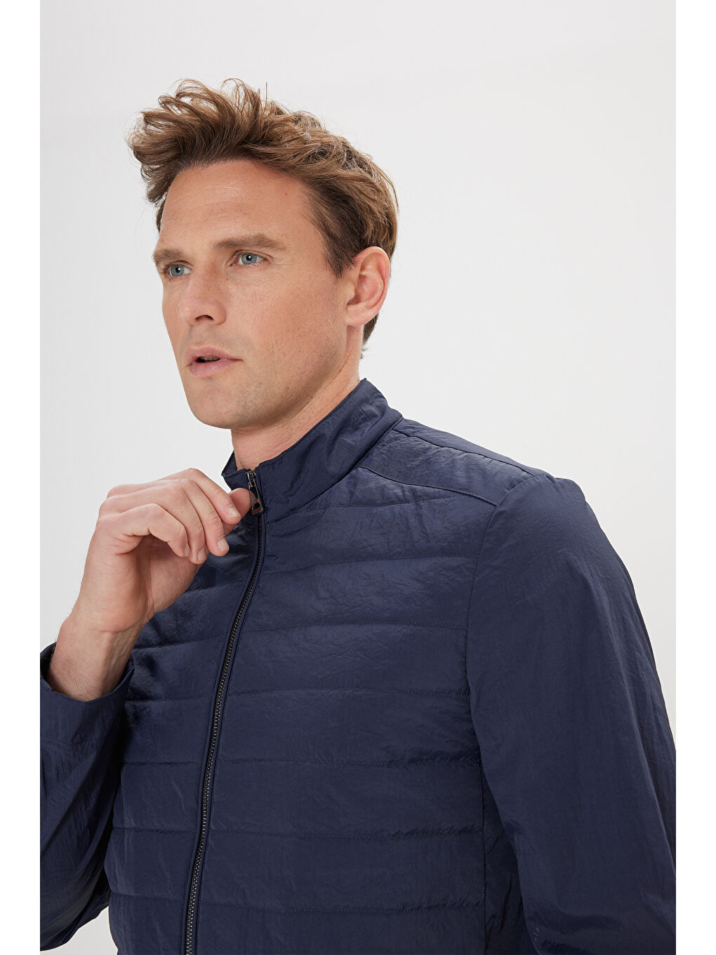 Erkek Lacivert Standart Fit Normal Kesim Gizli Kapüşonlu Yan Cep Kapitone Mont-3