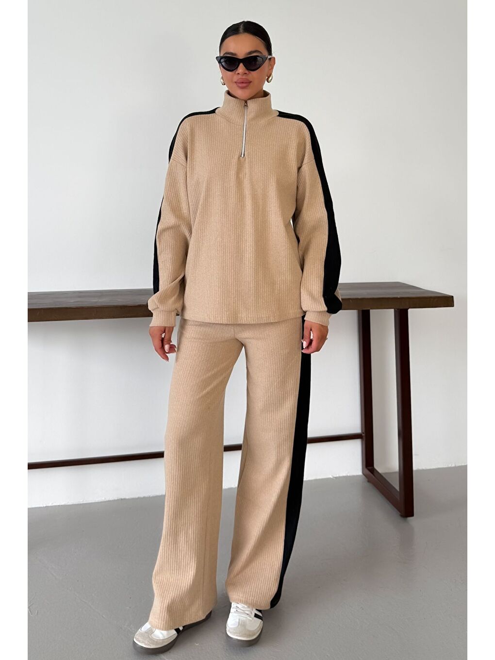 Kadın Bej Dik Yaka Yarım Fermuarlı Kalın Çizgi Detaylı Alt-Üst Takım-1