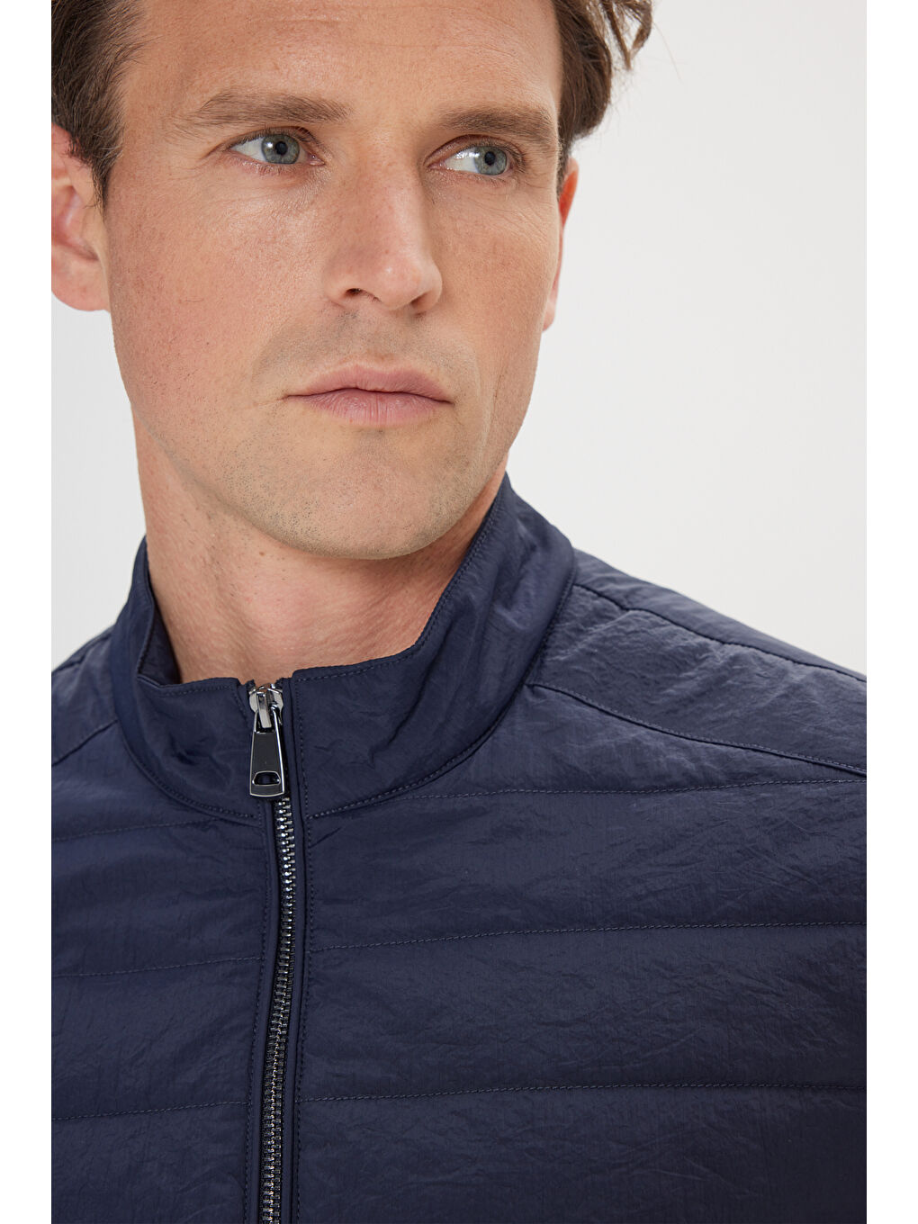 Erkek Lacivert Standart Fit Normal Kesim Gizli Kapüşonlu Yan Cep Kapitone Mont-4