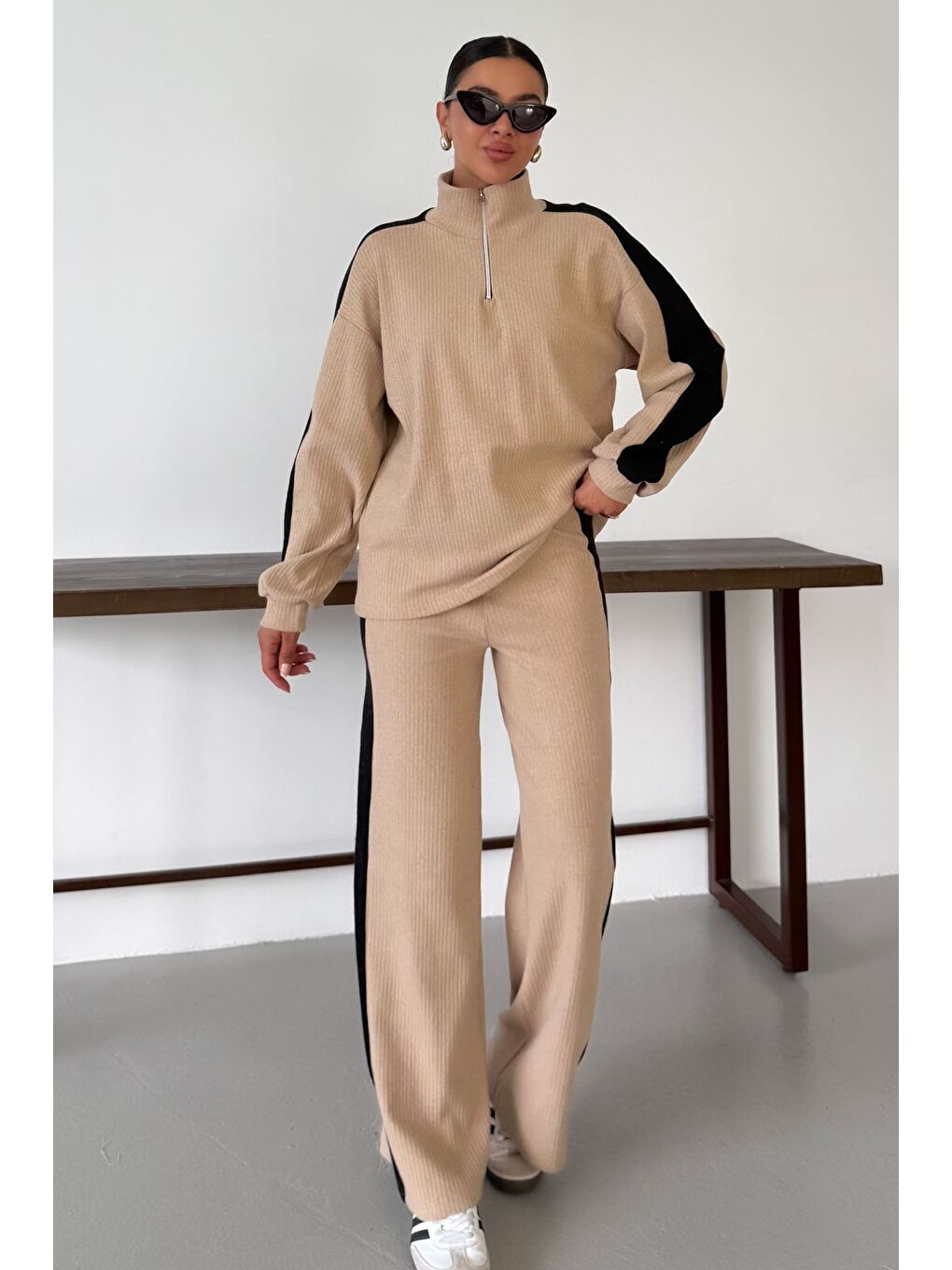 Kadın Bej Dik Yaka Yarım Fermuarlı Kalın Çizgi Detaylı Alt-Üst Takım-2