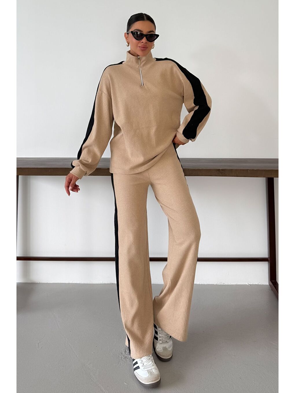 Kadın Bej Dik Yaka Yarım Fermuarlı Kalın Çizgi Detaylı Alt-Üst Takım-3