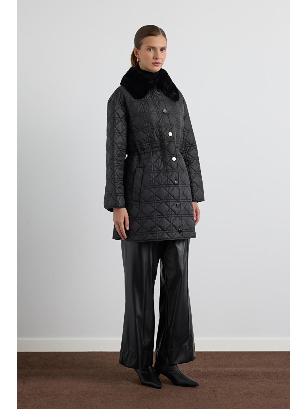 Kürk Yakalı Cepli Kapitone Mont Siyah-1
