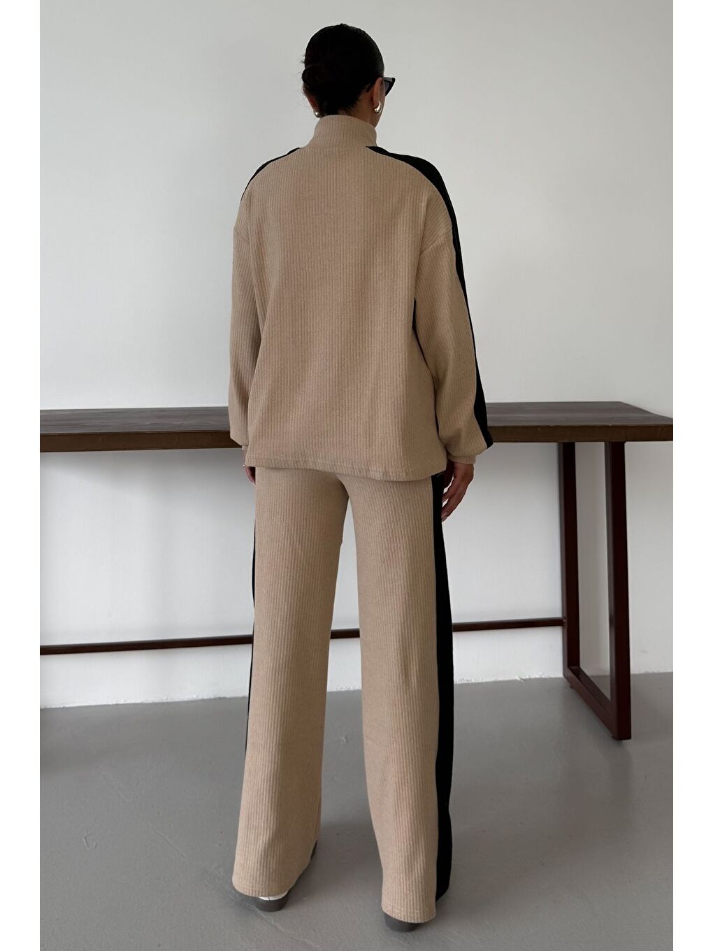 Kadın Bej Dik Yaka Yarım Fermuarlı Kalın Çizgi Detaylı Alt-Üst Takım-4