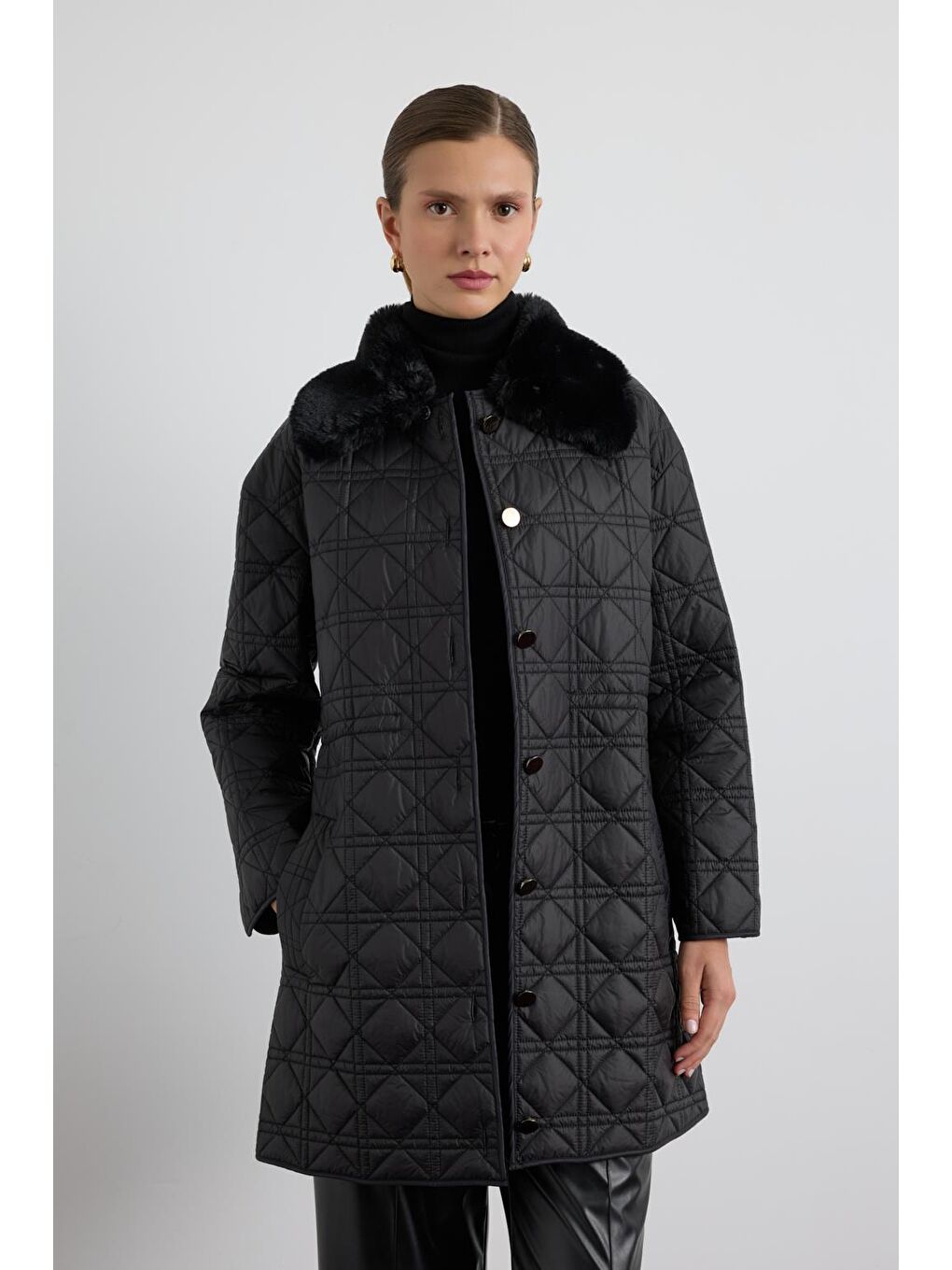 Kürk Yakalı Cepli Kapitone Mont Siyah-3