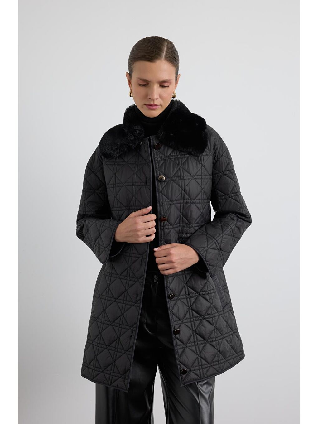 Kürk Yakalı Cepli Kapitone Mont Siyah-4