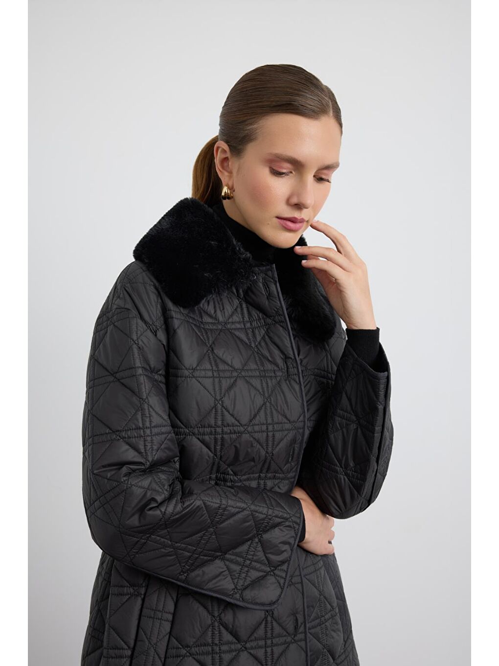 Kürk Yakalı Cepli Kapitone Mont Siyah-5