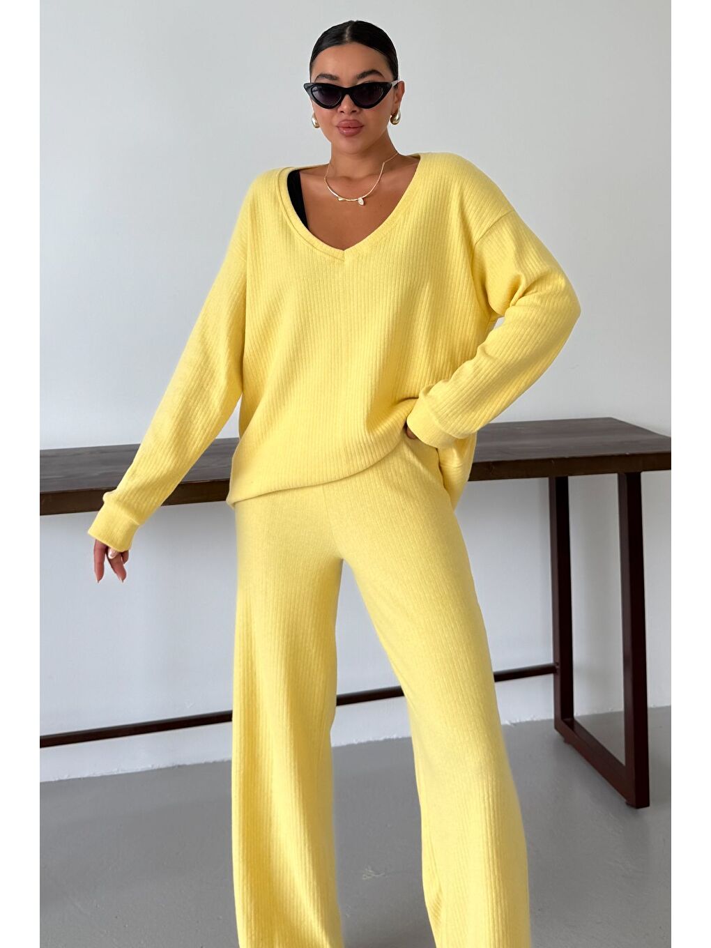 Kadın Sarı Geniş V Yaka Uzun Kollu Alt-Üst Pantolonlu Takım