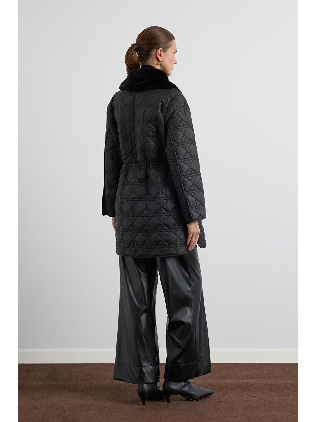 Kürk Yakalı Cepli Kapitone Mont Siyah-6