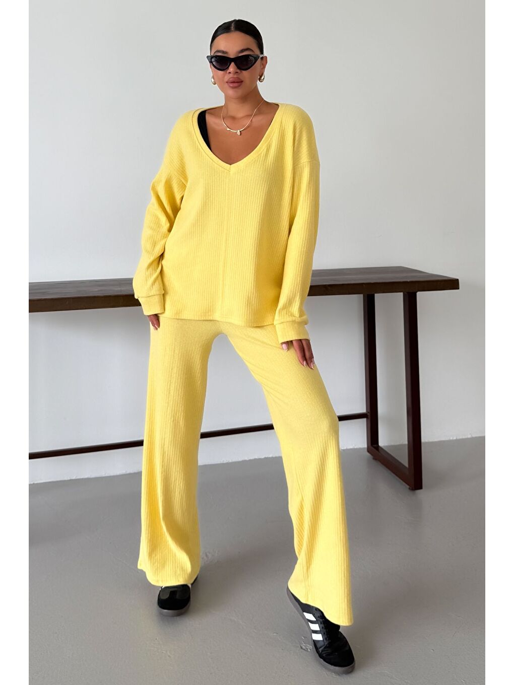 Kadın Sarı Geniş V Yaka Uzun Kollu Alt-Üst Pantolonlu Takım-1