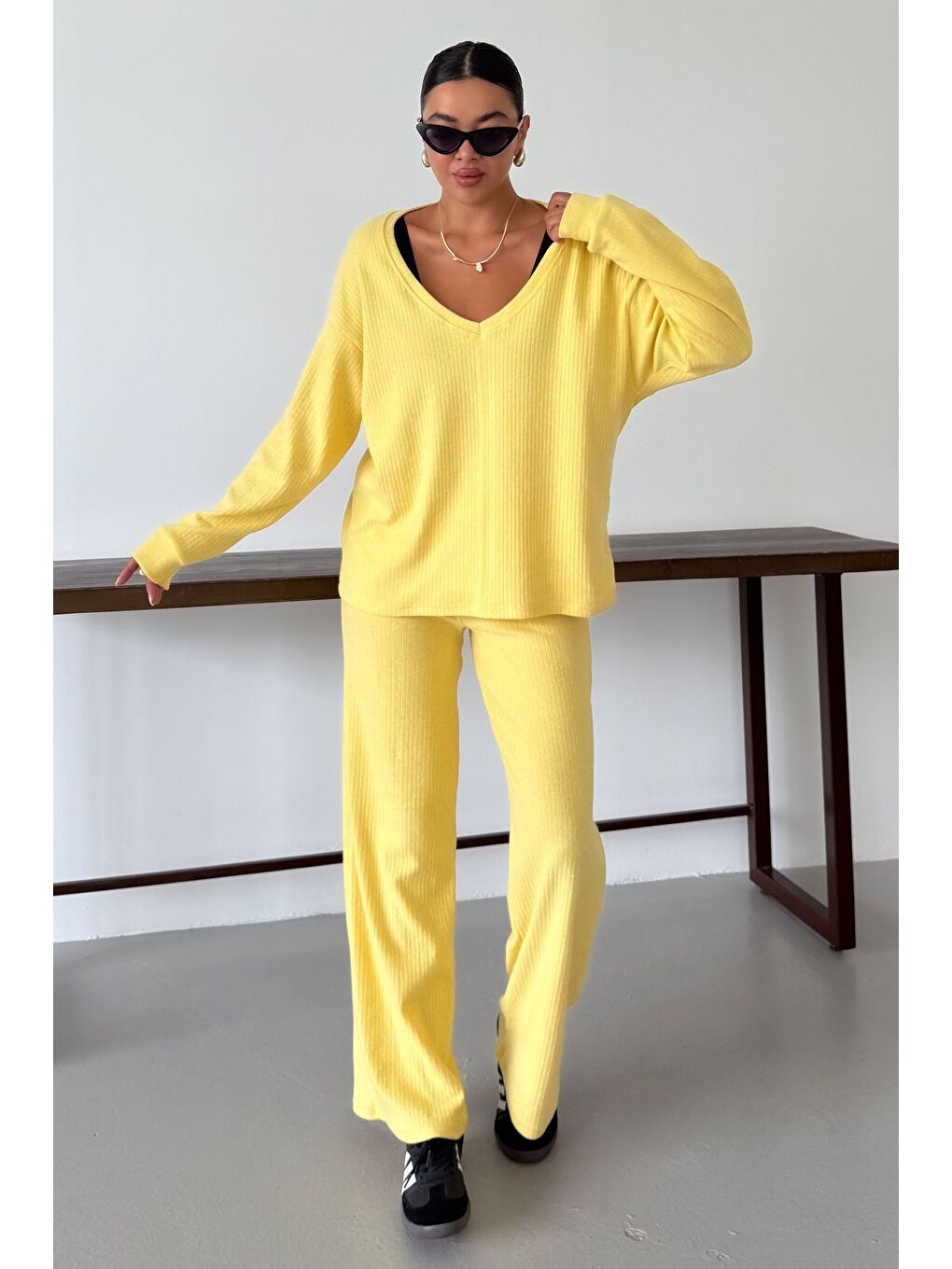 Kadın Sarı Geniş V Yaka Uzun Kollu Alt-Üst Pantolonlu Takım-2