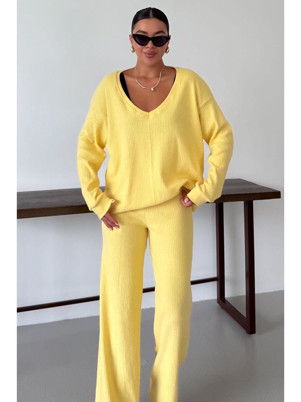 Kadın Sarı Geniş V Yaka Uzun Kollu Alt-Üst Pantolonlu Takım-3