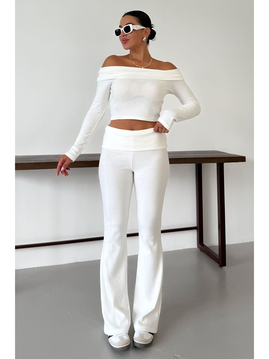 Kadın Beyaz Madonna Yaka Alt-Üst Pantolonlu İnterlok Takım