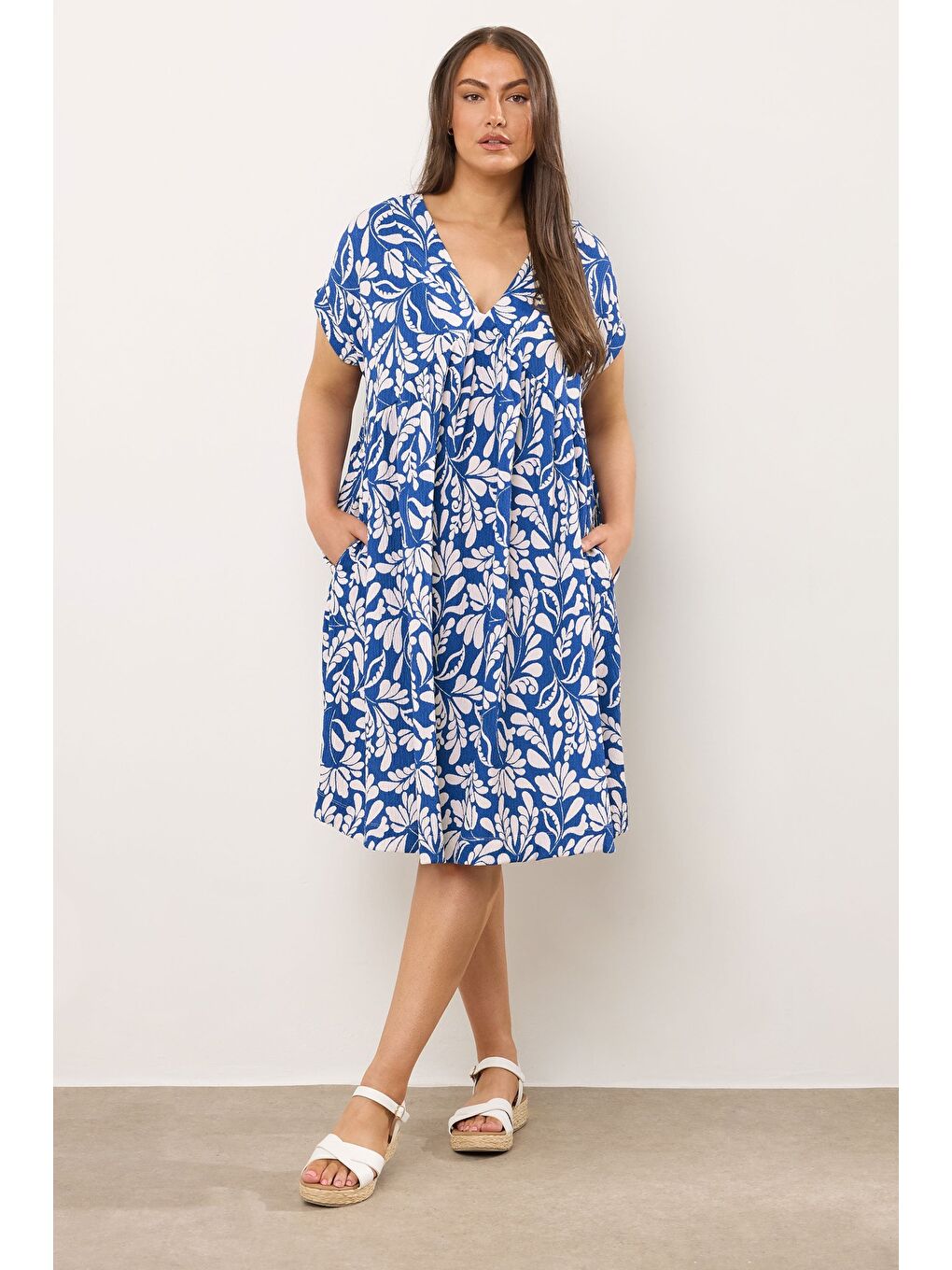 Yeşil Büyük Beden V Yaka Kısa Kollu Cepli Çiçek Desenli Midi Elbise 616286-1