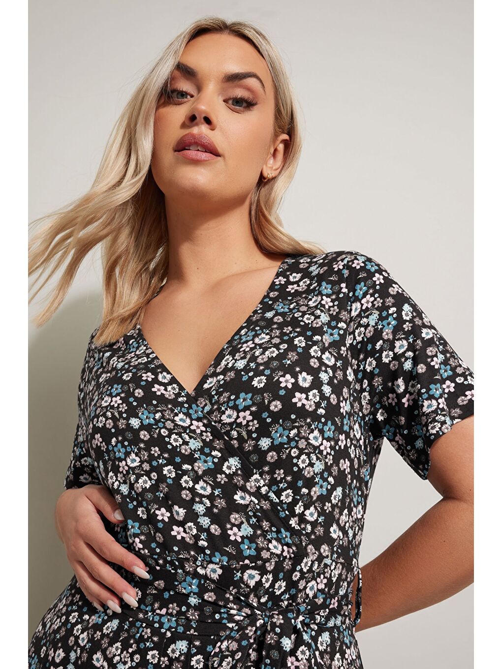 Siyah Büyük Beden V yaka Kısa Kollu Beli Kuşaklı Çiçek Desenli Maxi Elbise 304081-1